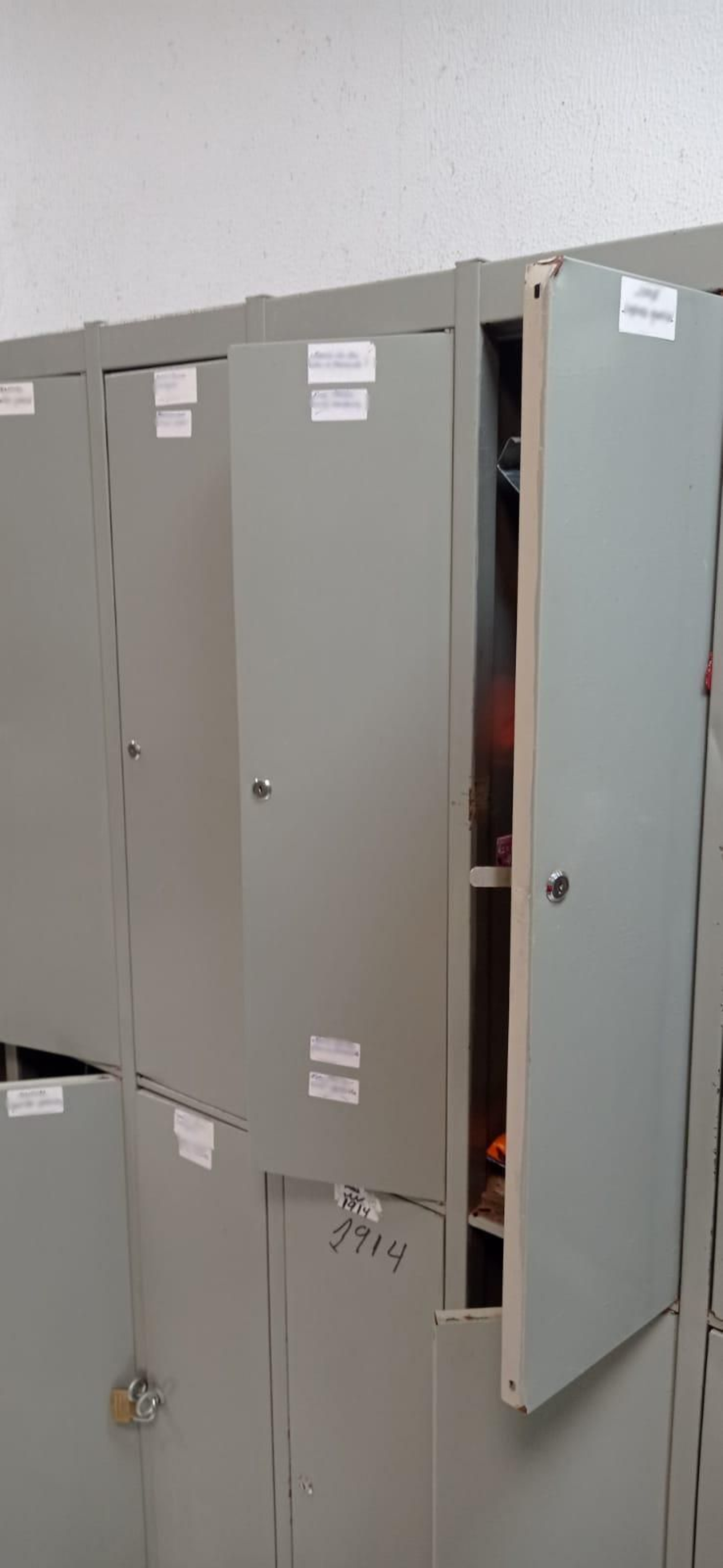 Estado de algunas de las taquillas abiertas por la empresa hace unos días.