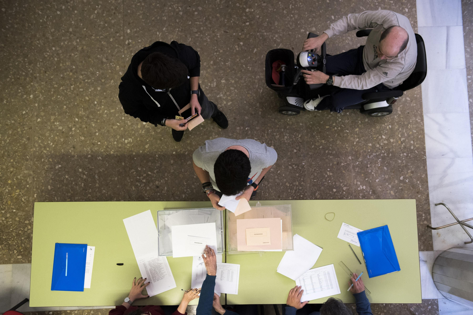 Las imágenes de la jornada de elecciones generales en Granada
