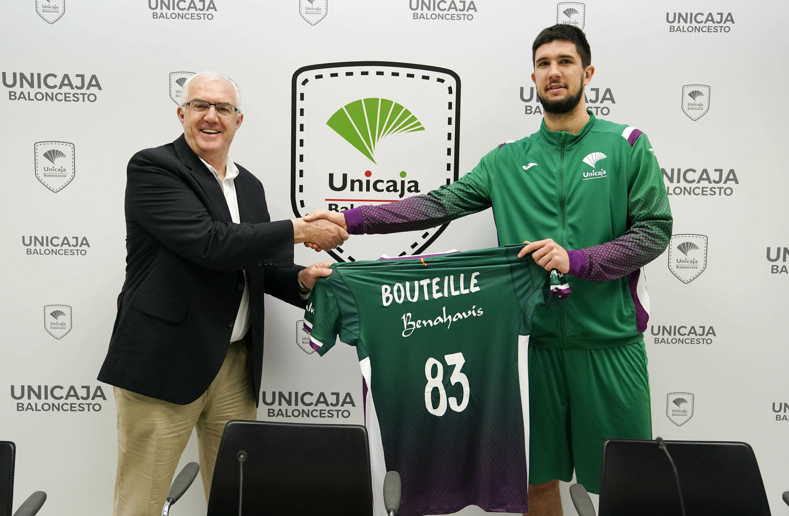 Manolo Rubia y Axel Bouteille durante la presentación del jugador galo con el Unicaja