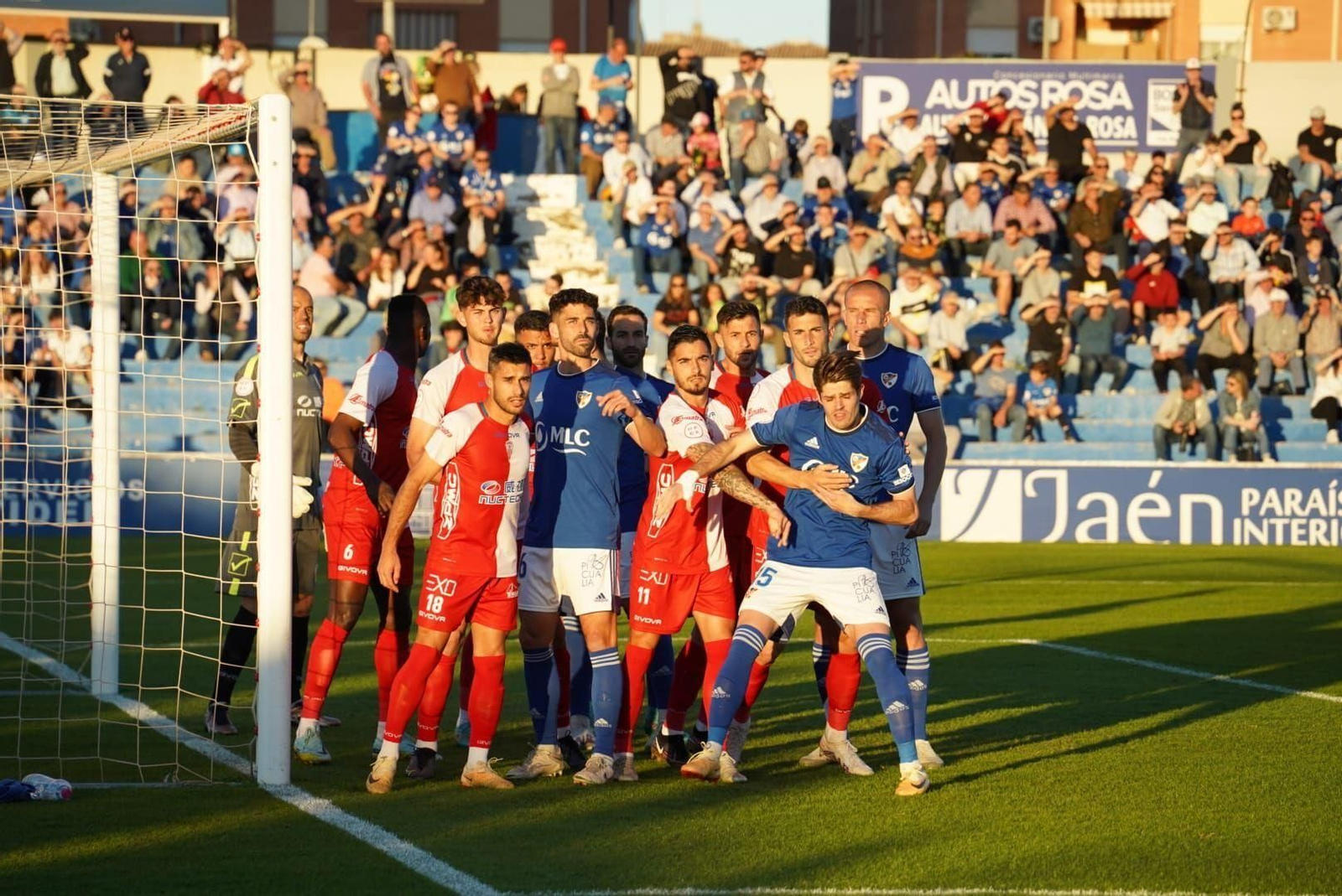 El Algeciras defiende un córner en Linares. El Algeciras defiende un córner en Linares.