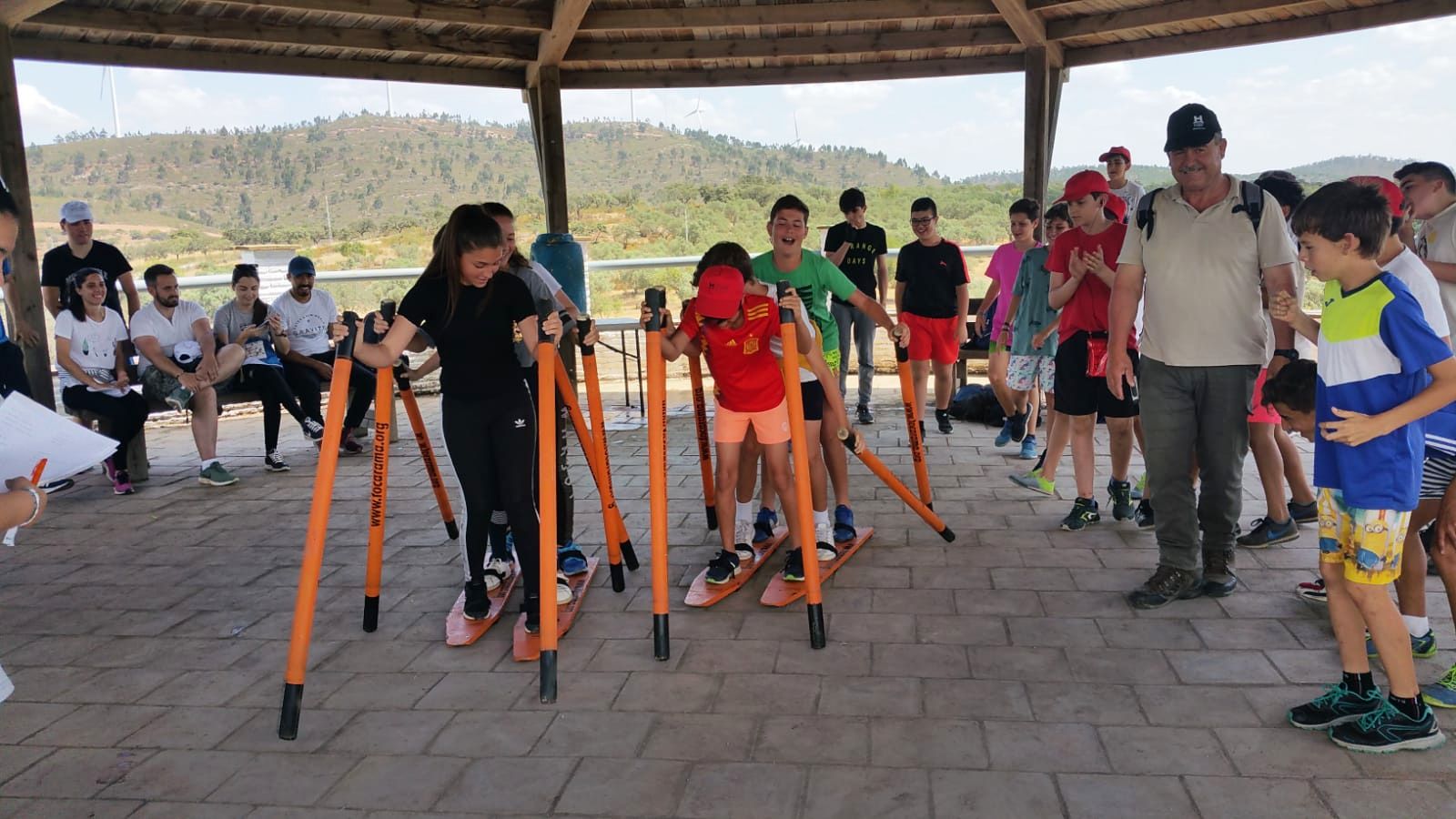 Los jóvenes en una de las actividades.