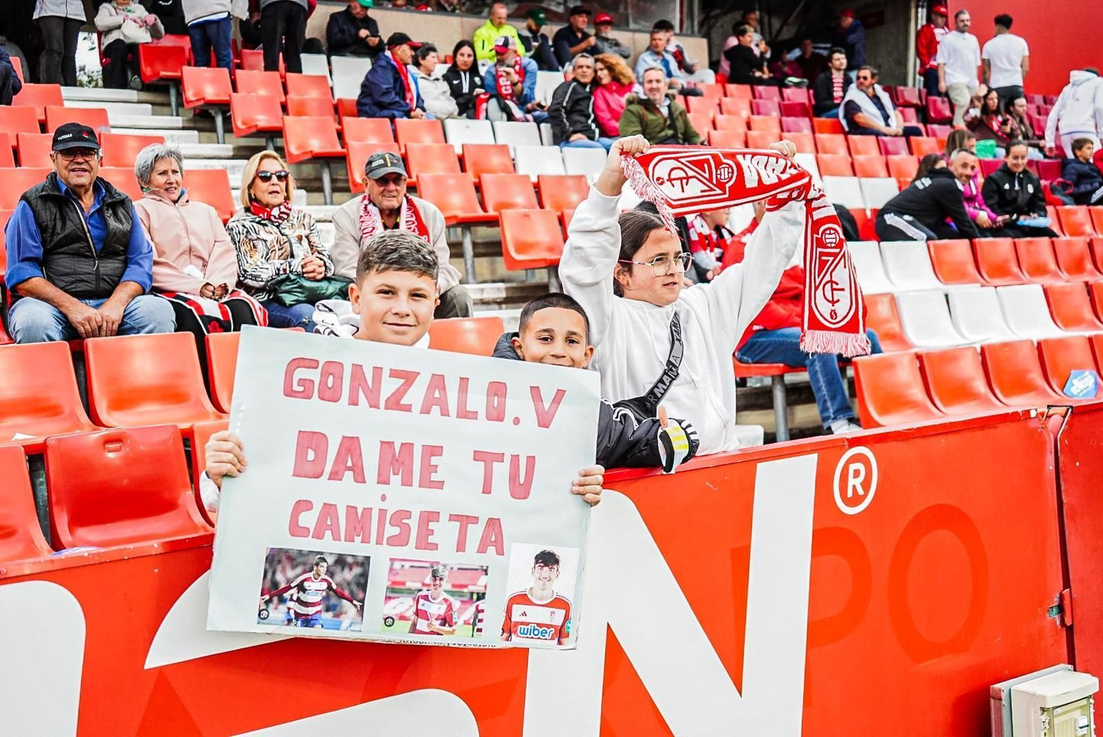 Encuéntrate en la grada de Los Cármenes en el Granada-Osasuna