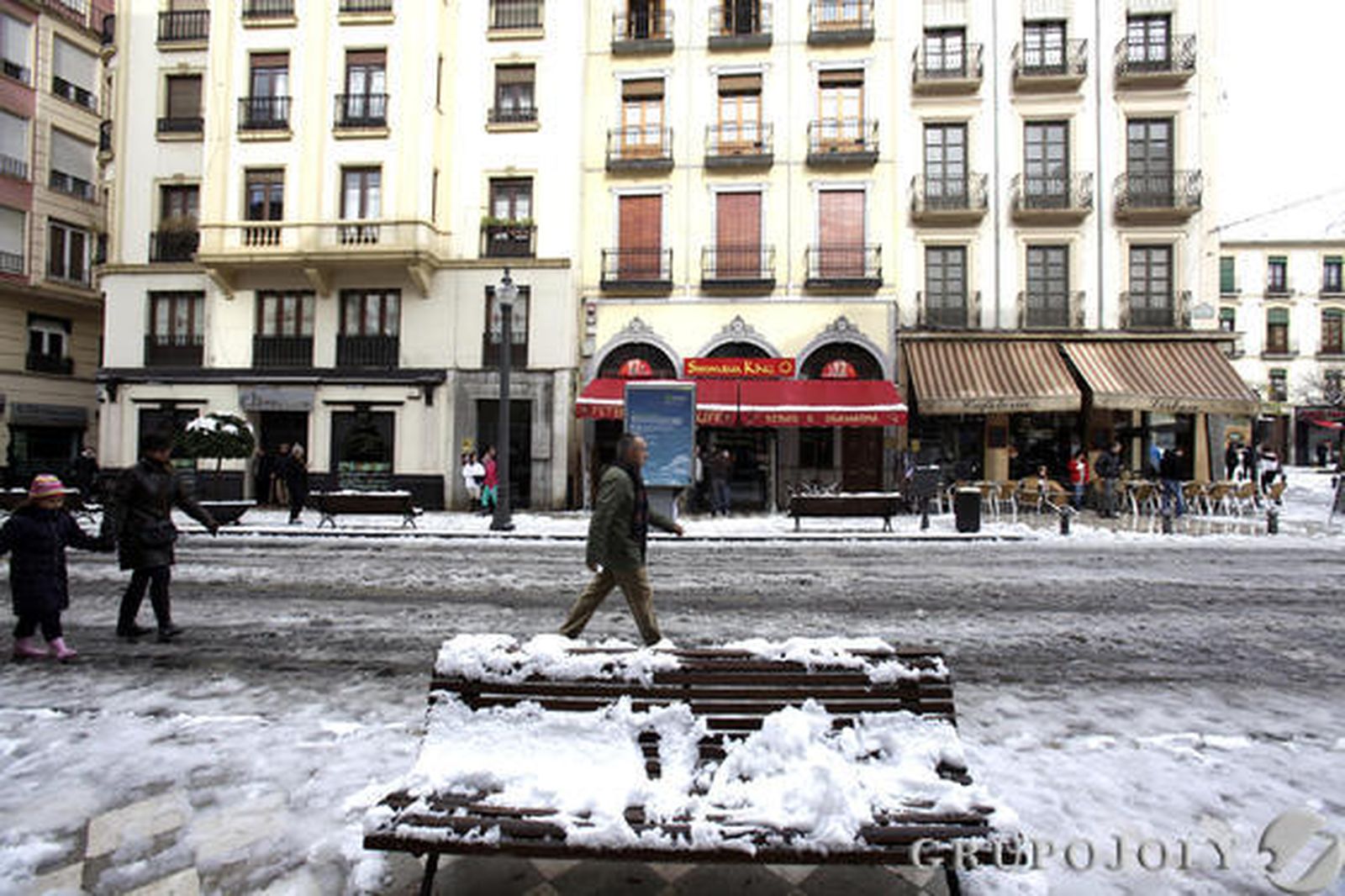 La nieve blanqueó la ciudad en la festividad del 28-F y provocó hasta 200 incidencias.

Foto: Lucia Rivas