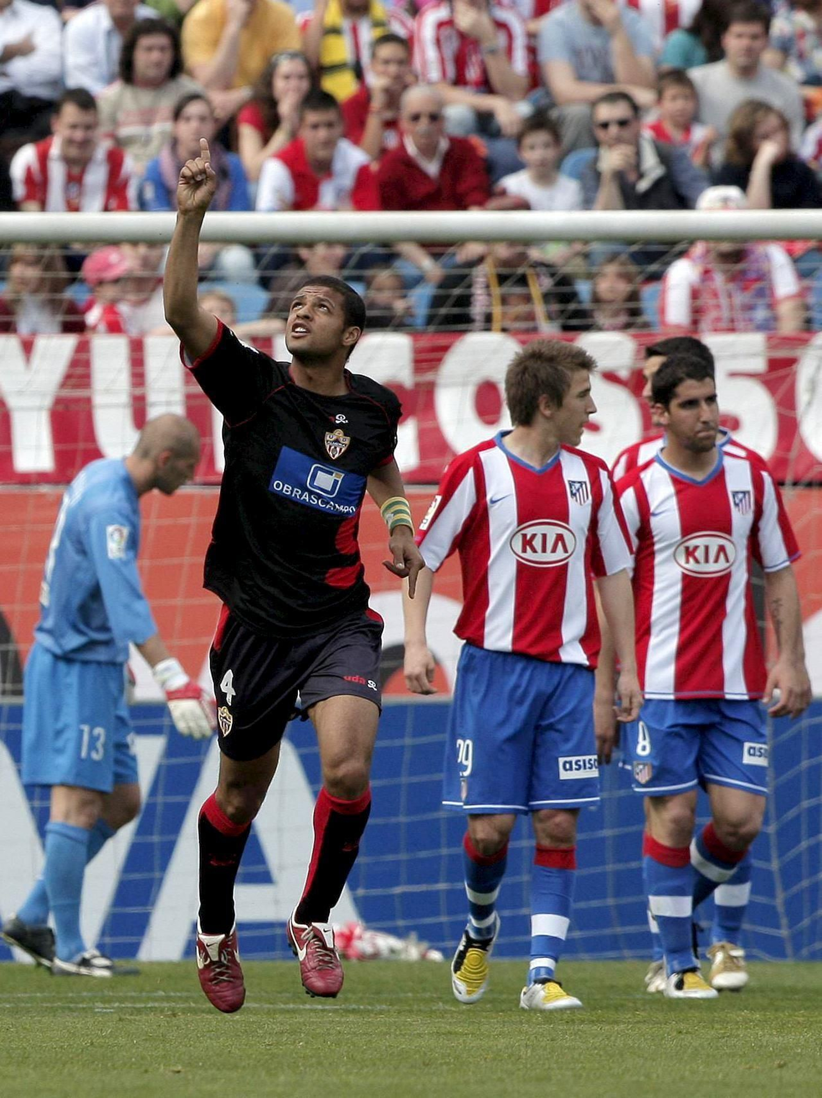 Felipe Melo celebra uno de los goles de la tarde en el Vicente Calderón.