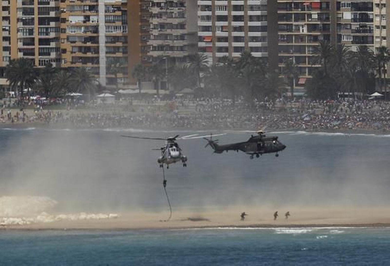 Exhibición operativa conjunta de las Fuerzas Armadas en la playa de La Malagueta

Foto: Sergio Camacho