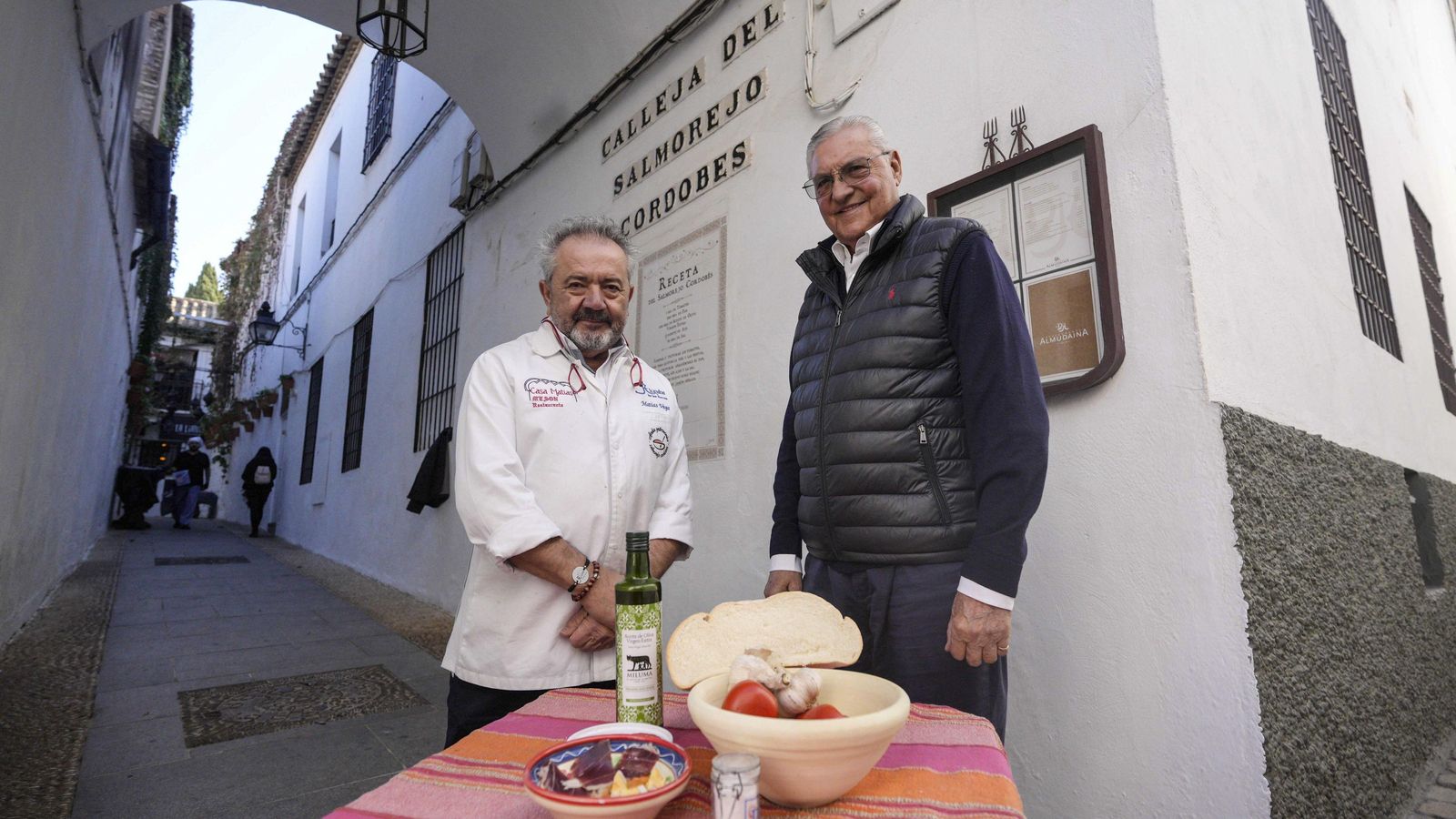 El chef Matías Vega y Miguel del Pino posan en la calle del Salmorejo Cordobés.