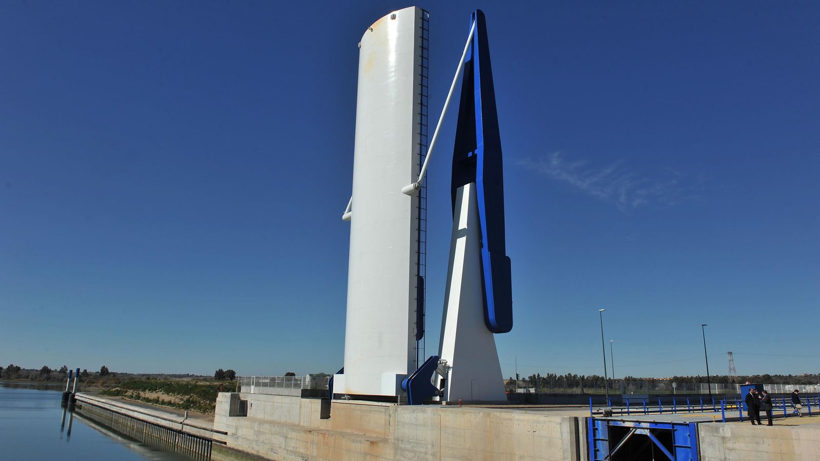 La esclusa del Puerto de Sevilla, a la altura de la Punta del Verde, protege la ciudad de las inundaciones.