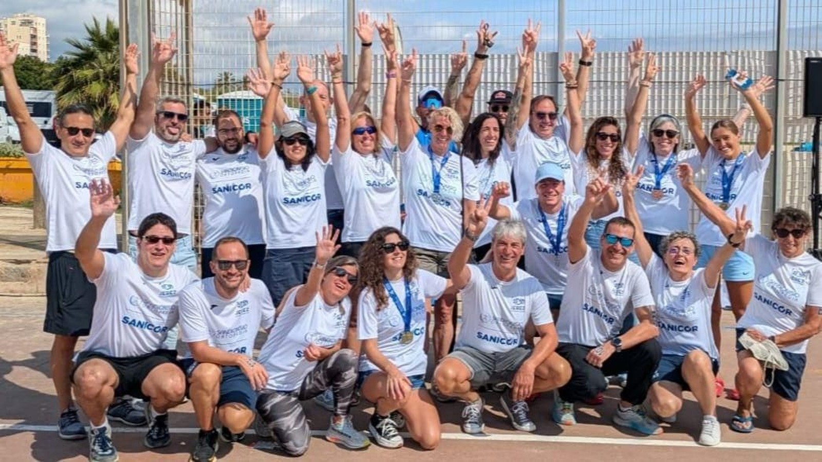 El Jerez Natación Máster celebra su medalla de plata en la X Copa de España de Aguas Abiertas.
