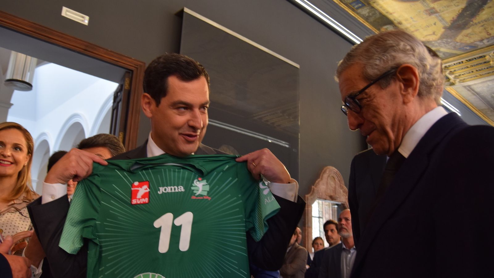 Juanma Moreno con la elástica ahorradora.