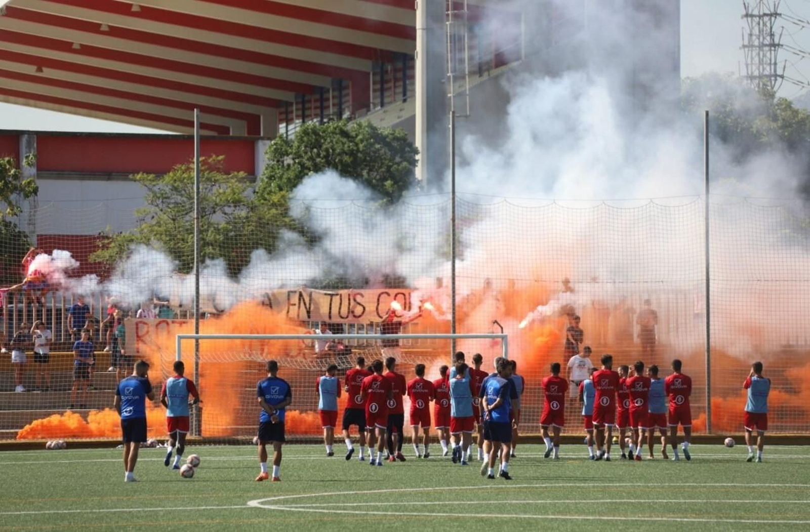 La plantilla del Algeciras aplaude a los aficionados presentes en el entrenamiento.
