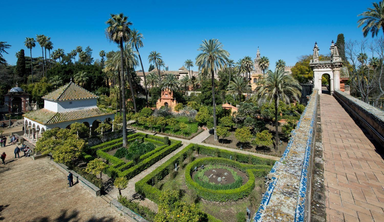 Jardines del Real Alcázar, con el Cenador de Carlos V a la izquierda de la imagen.