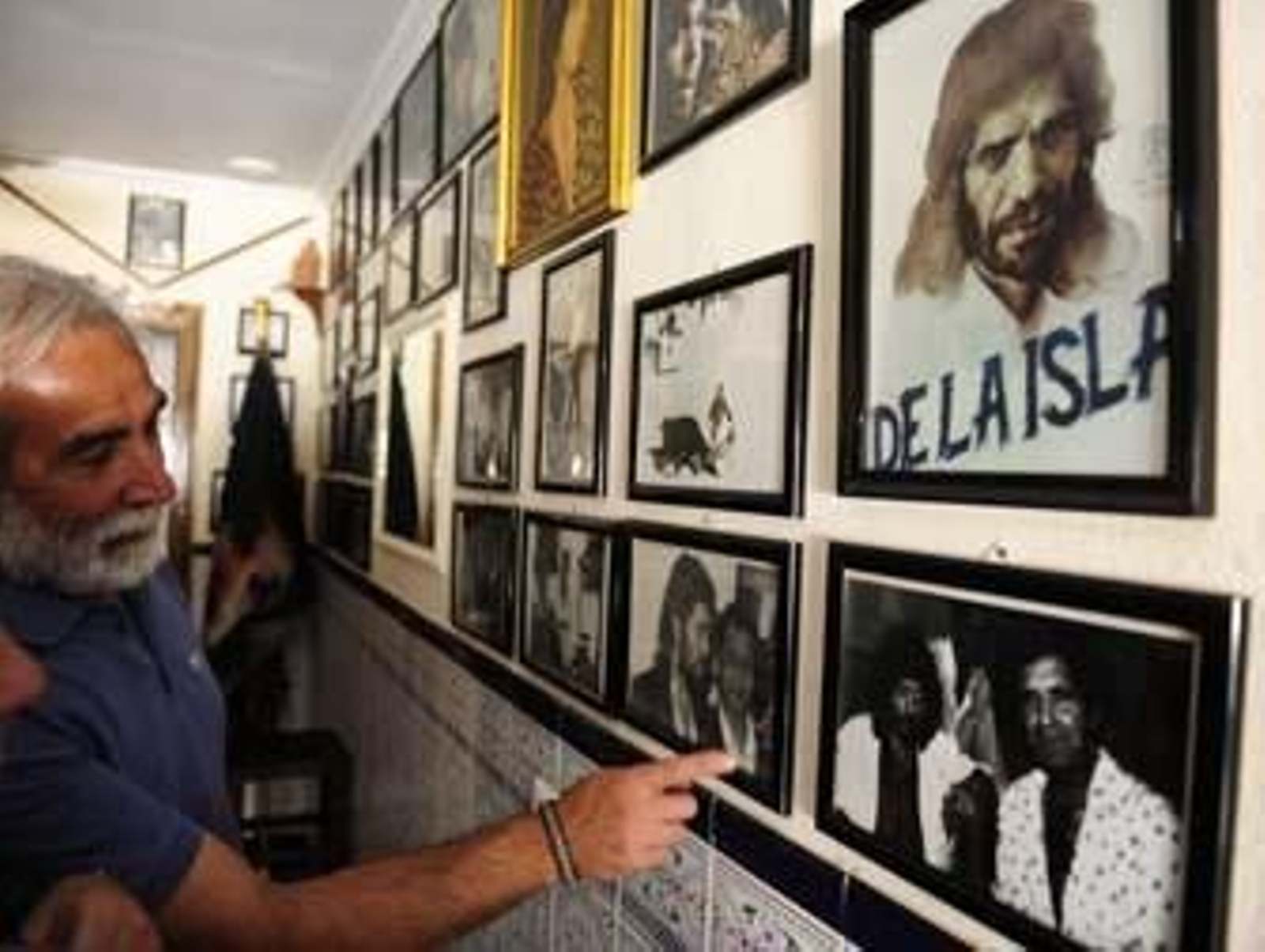 Familiares y amigos lamentan la escasa entidad del homenaje al cantaor isleño. /Elías Pimentel
