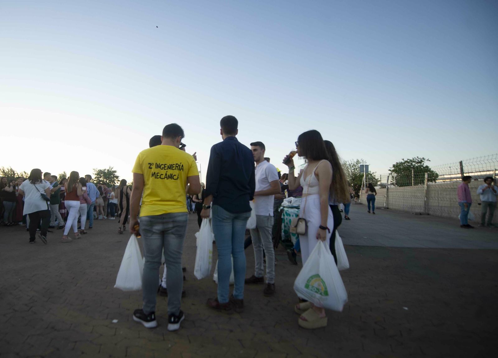 El botellón y la calle del Infierno de la Feria, en imágenes
