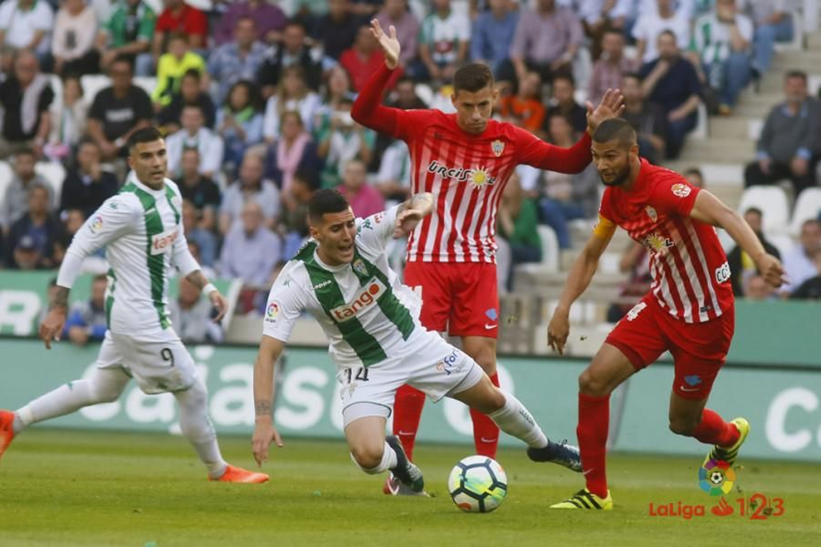 Sergi Guardiola se cae al suelo ante el intento de robo de los entonces rojiblancos Rubén Alcaraz y Joaquín Fernández.