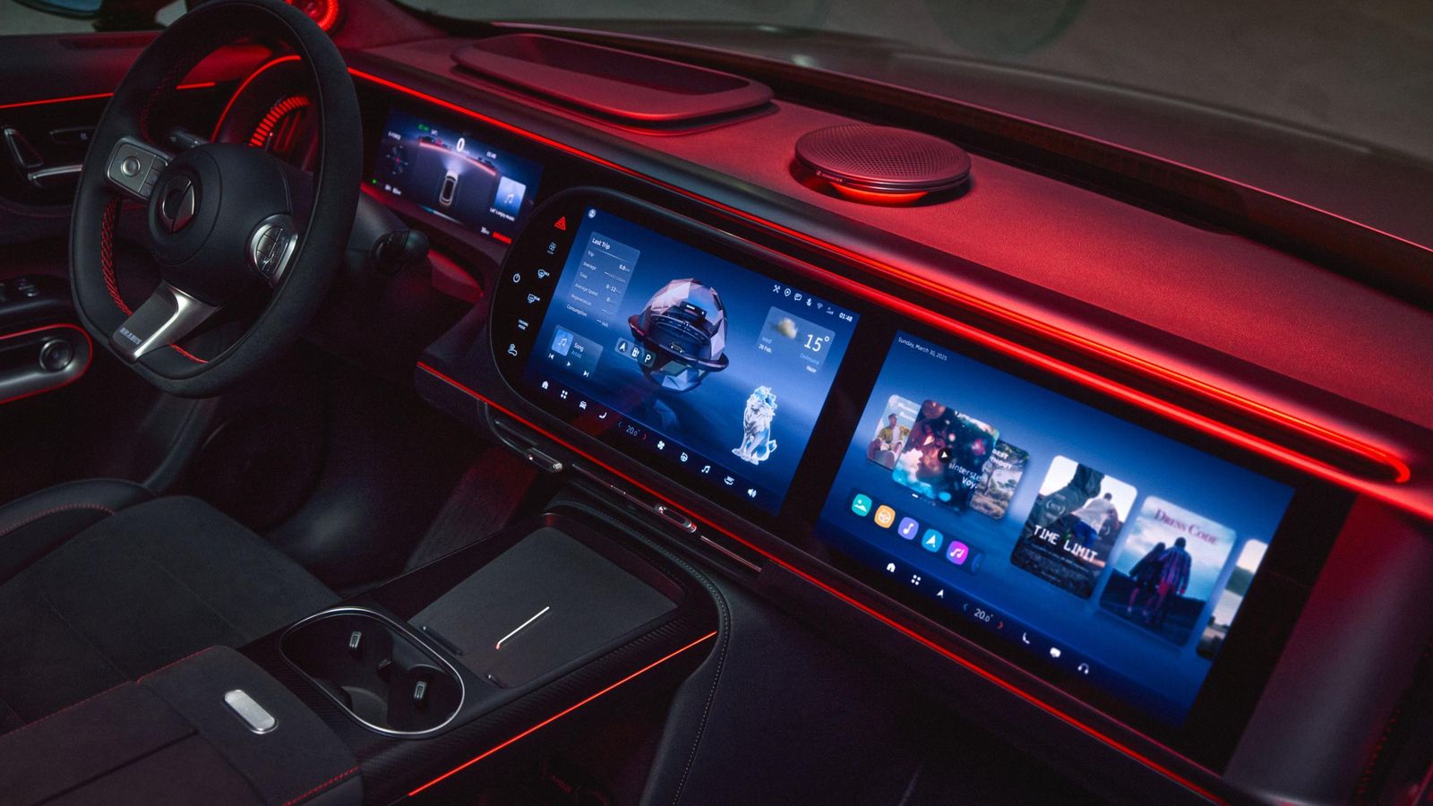 Como algunos modelos de marcas premium, en el salpicadero también se sitúan tres pantallas, con una específicamente para volcar información y entretenimiento al acompañante.