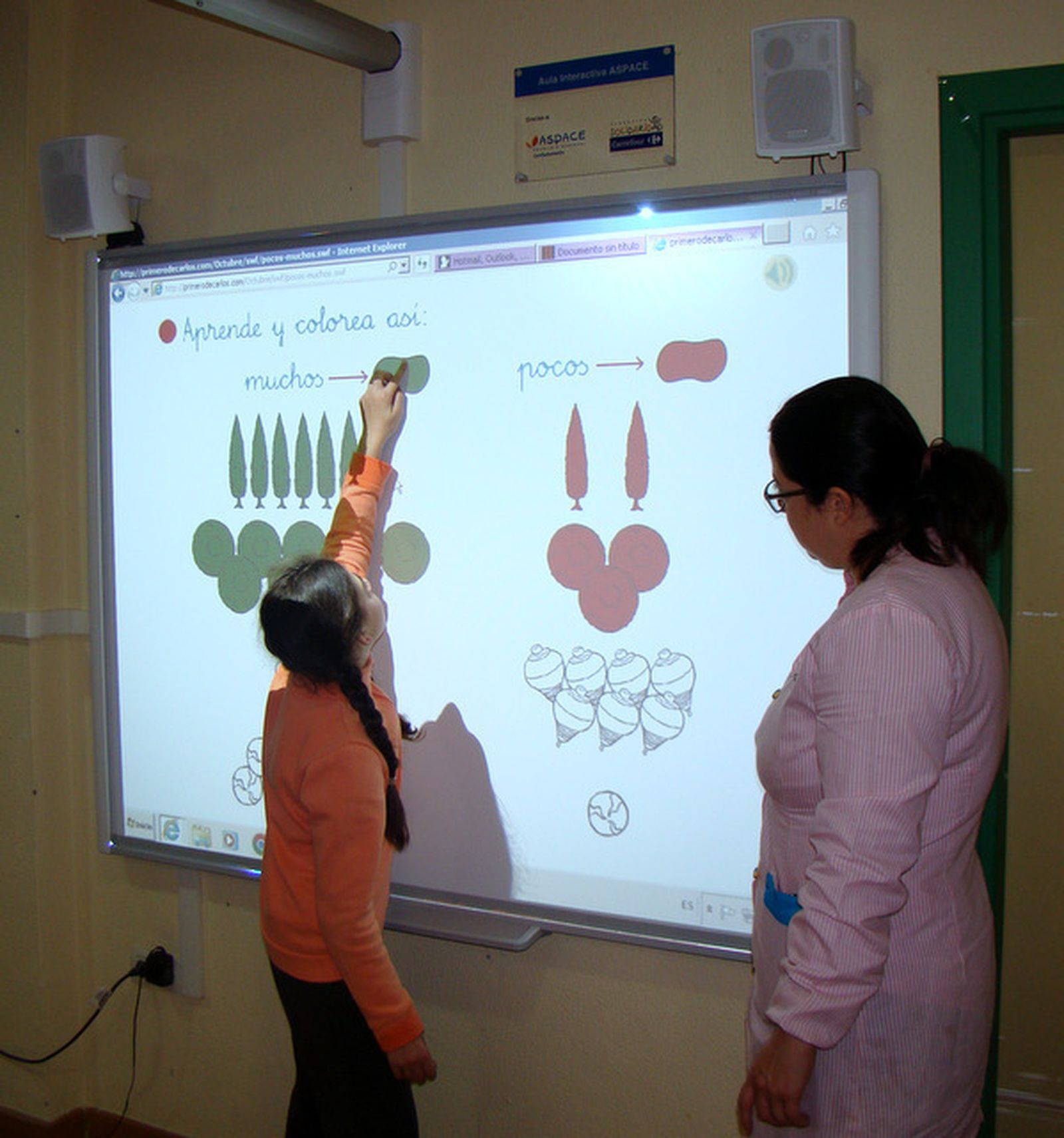 Una alumna utiliza la pizarra digital con la que cuenta Upace en una de las aulas de su centro educativo.