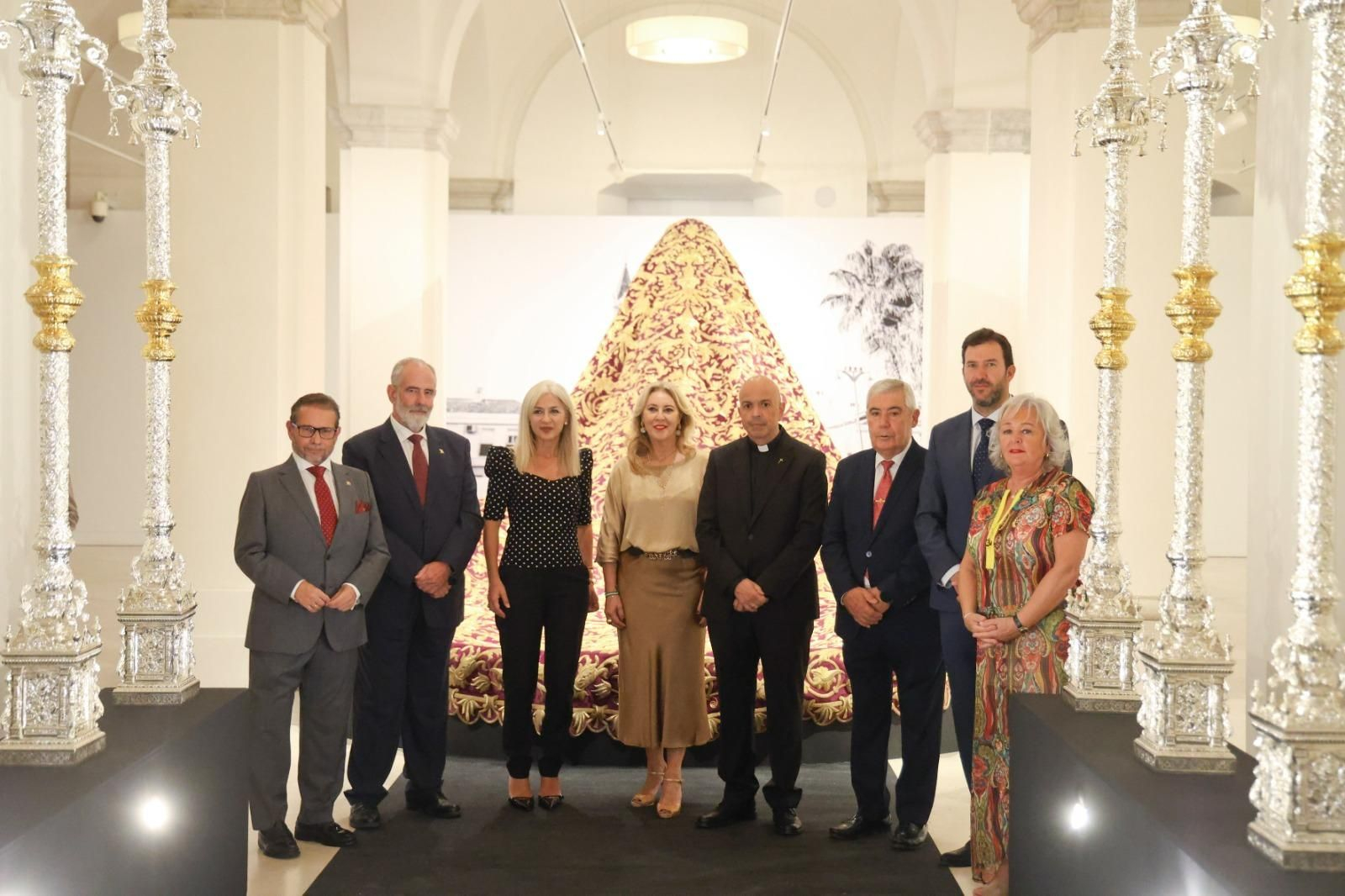 La exposición 'Vestida de Sol' del Cautivo en el Museo de Málaga, en imágenes