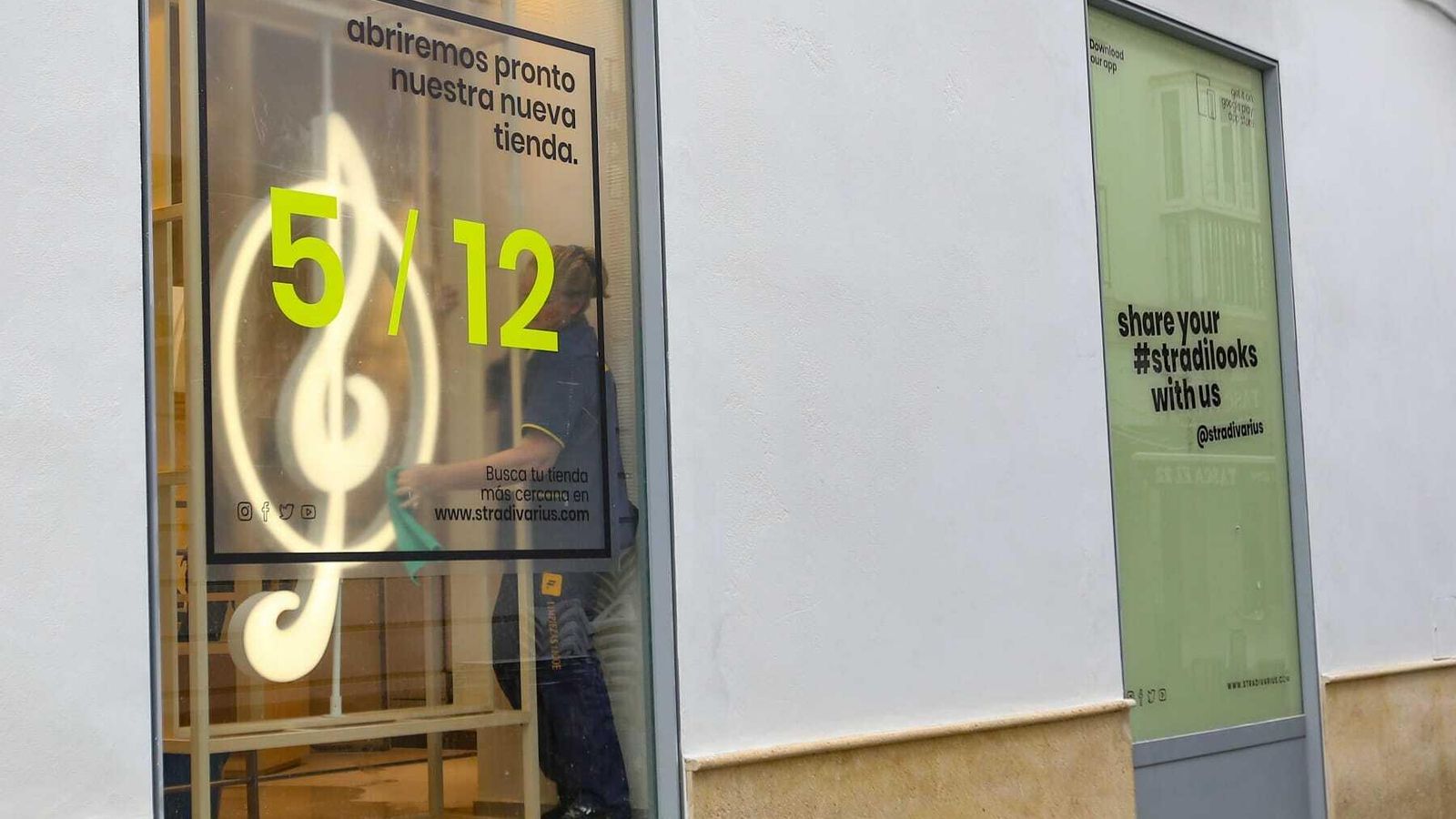 Stradivarius ya anuncia en sus escaparates la fecha de apertura de su nuevo establecimiento en Chiclana.