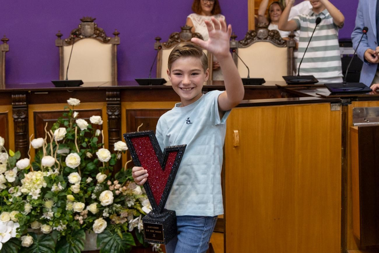Recibimiento en el Salón de Plenos del Ayuntamiento de Lucas Paulano, el joven talento ganador de La Voz Kids 2025