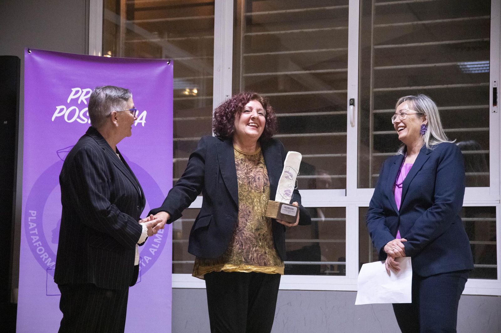 La Plataforma de Acción Feminista en Almería rinde homenaje a las mujeres de la Desbandá con su II Premio ‘Posidonia’ a Loli Sierra, vicepresidenta de la Asociación Memorialista de la Desbandá, en imágenes