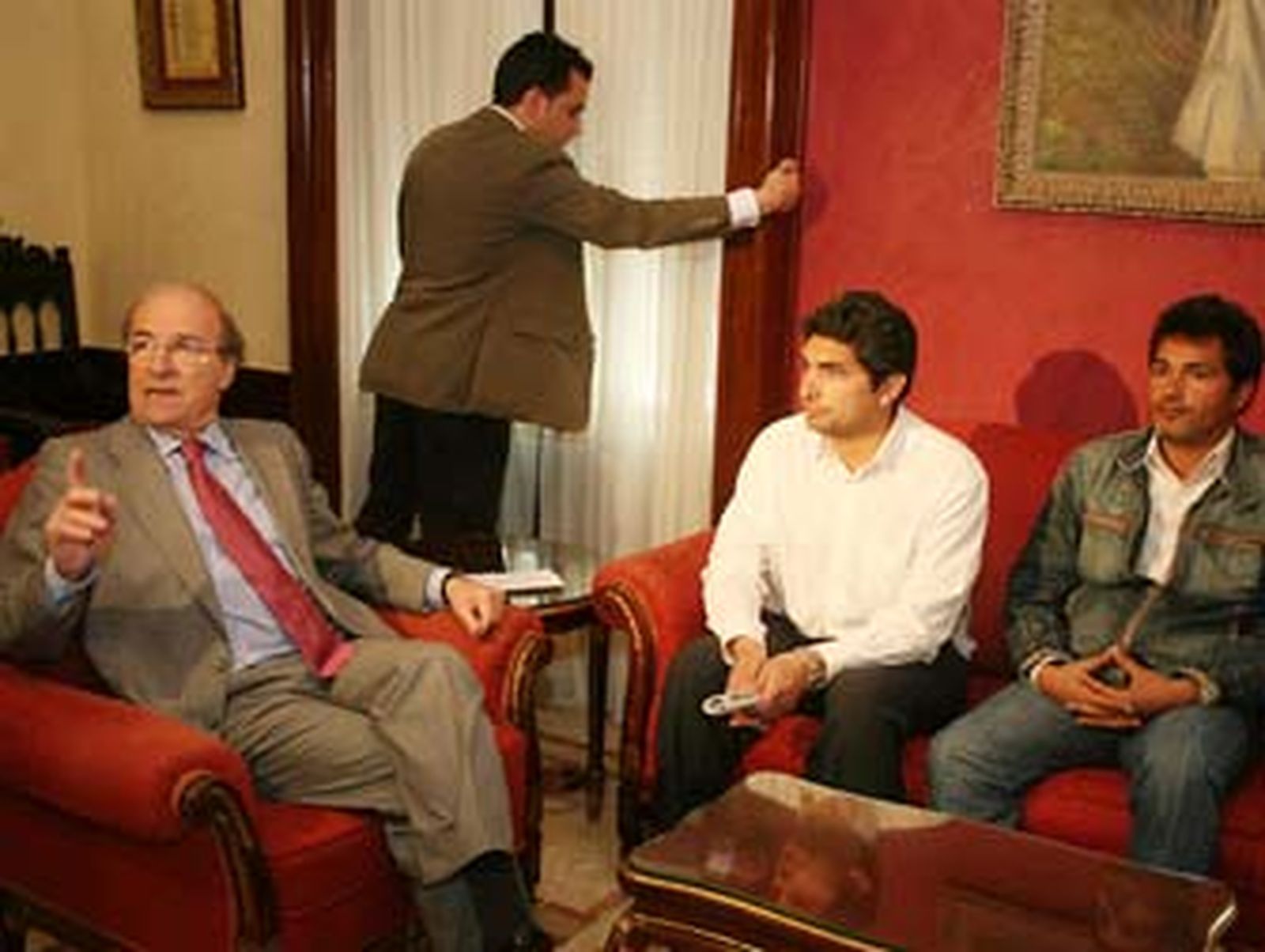 El Ayuntamiento apoya la campaña iniciada por los Cortés