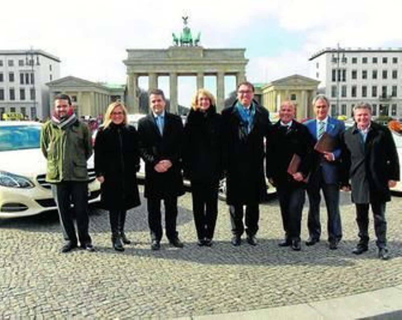 Presentación de los taxis con la imagen de la Costa del Sol, ayer, en la Puerta de Brandenburgo de Berlín.