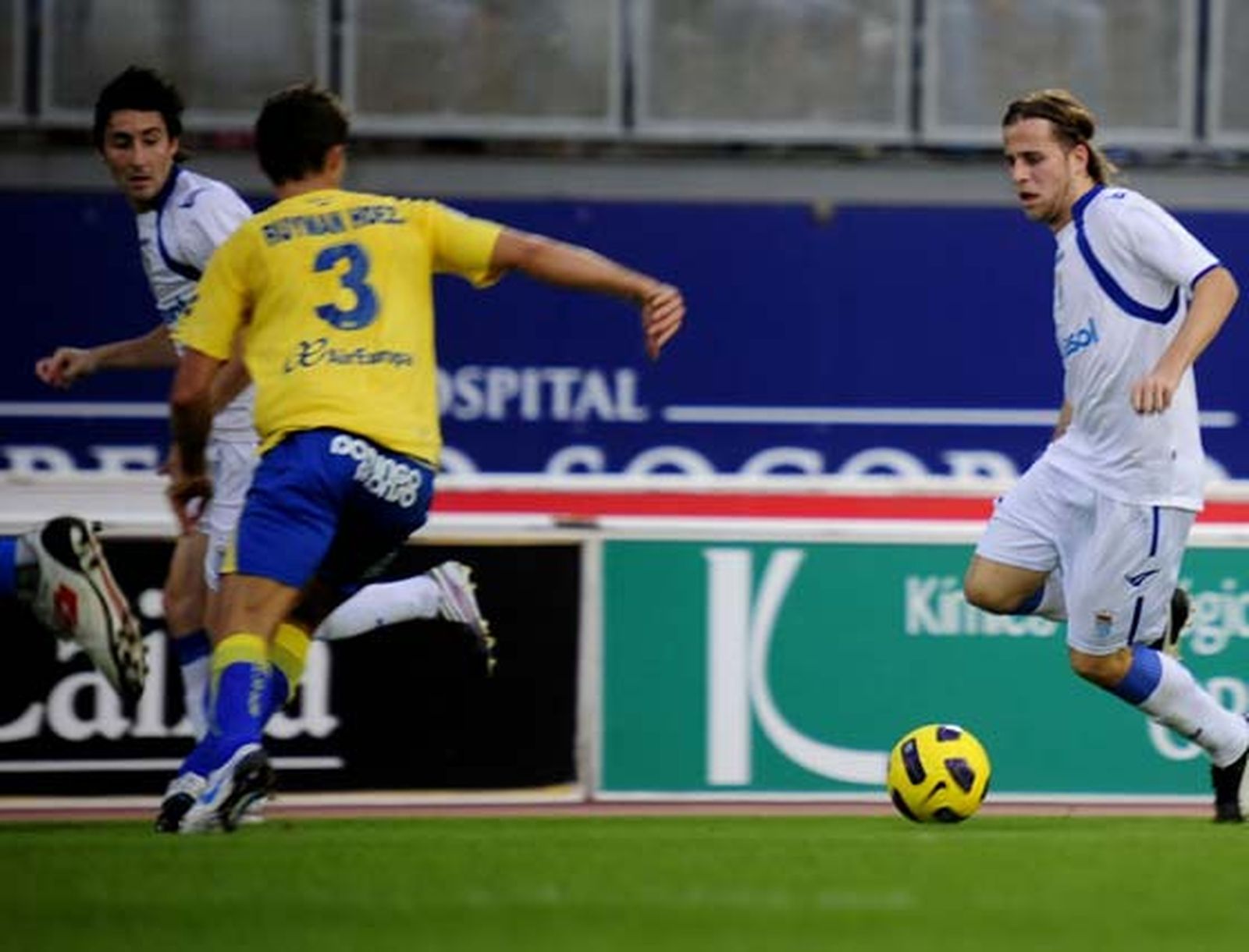 El Xerez da un golpe sobre la mesa y se impune al equipo local con merecimiento alcanzando así la zona de 'play-off' de ascenso. Los de Javi López fueron muy superiores durante todo el encuentro

Foto: LOF