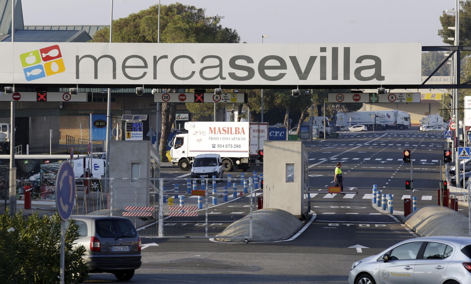 Puerta principal de acceso del mercado central de abastos de Sevilla.