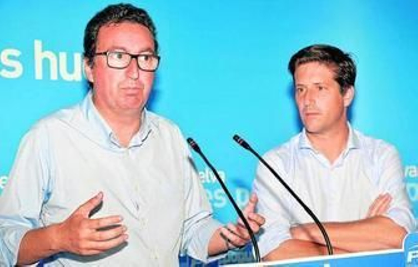 Manuel Andrés González, acompañado por Guillermo García Longoria, en su comparecencia de ayer.