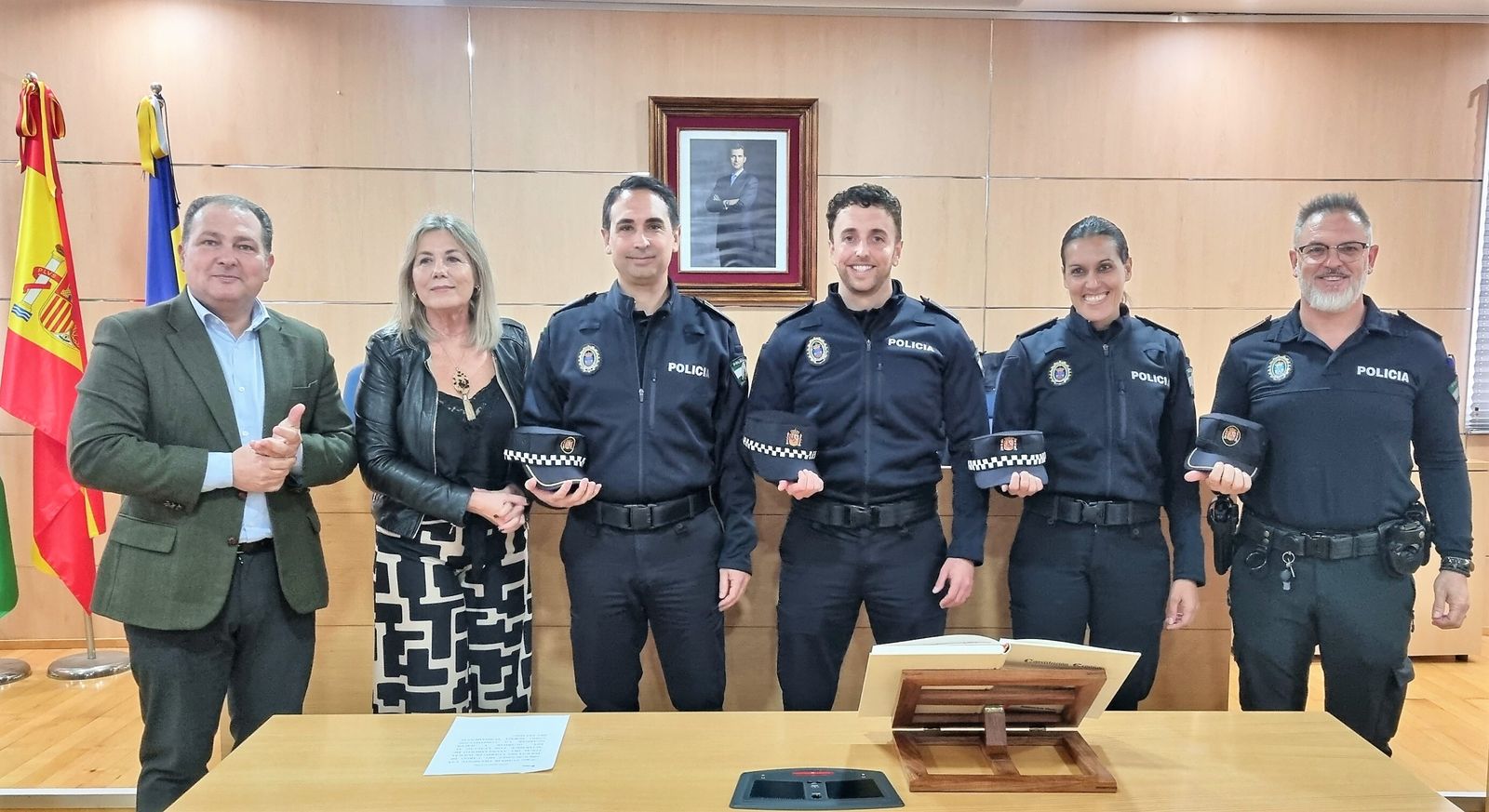 Acto de posesión de los dos nuevos agentes y el oficial.