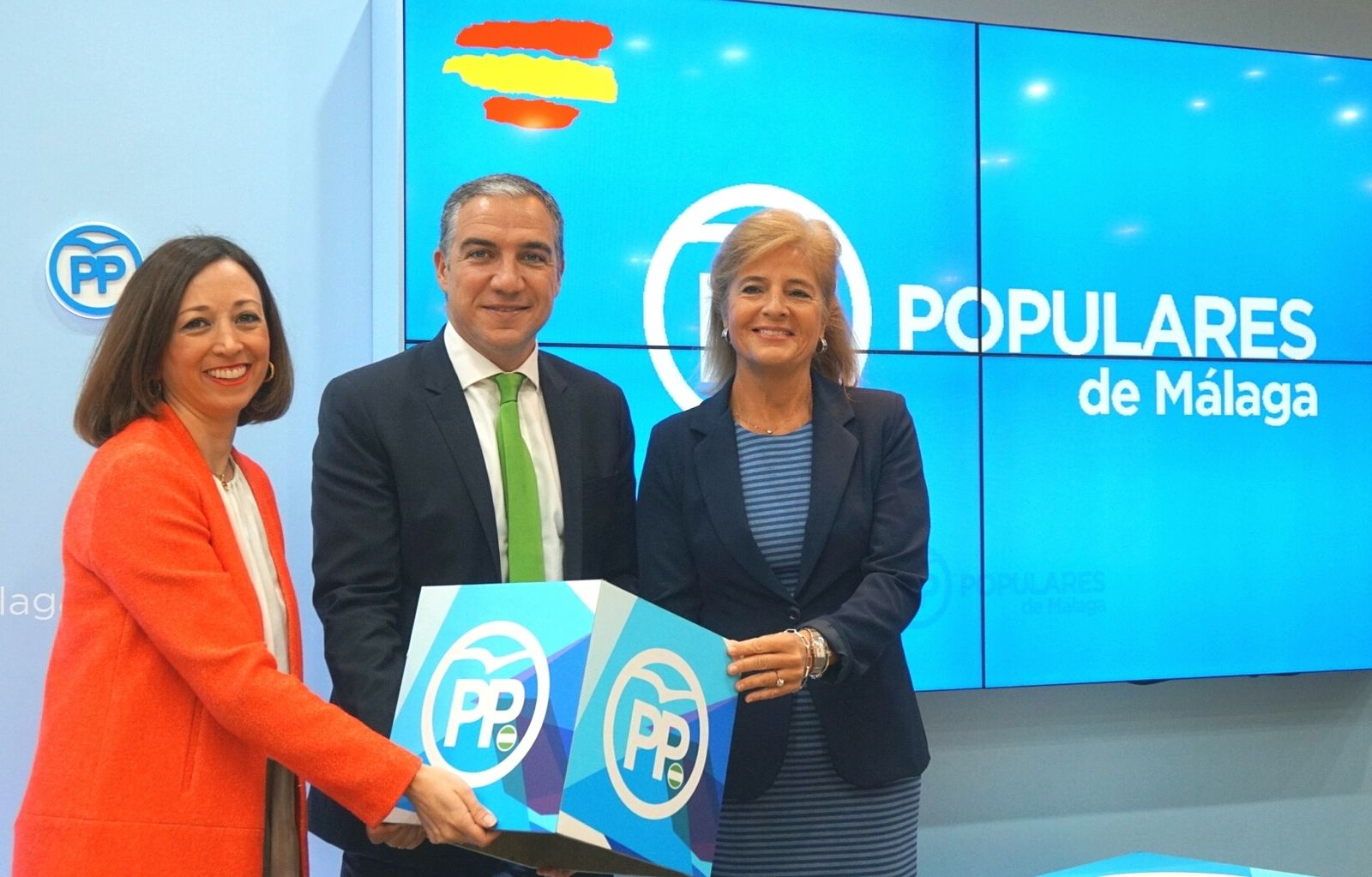 Navarro, Bendodo y Oña, ayer.