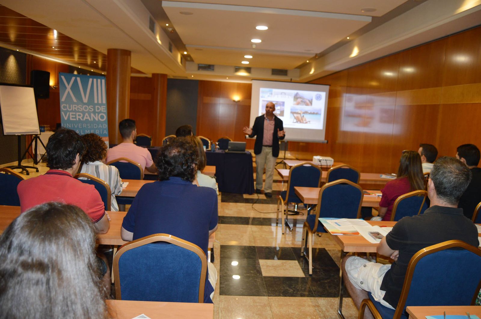 José Luis Ruiz Real, profesor de Marketing de la UAL, en su ponencia.