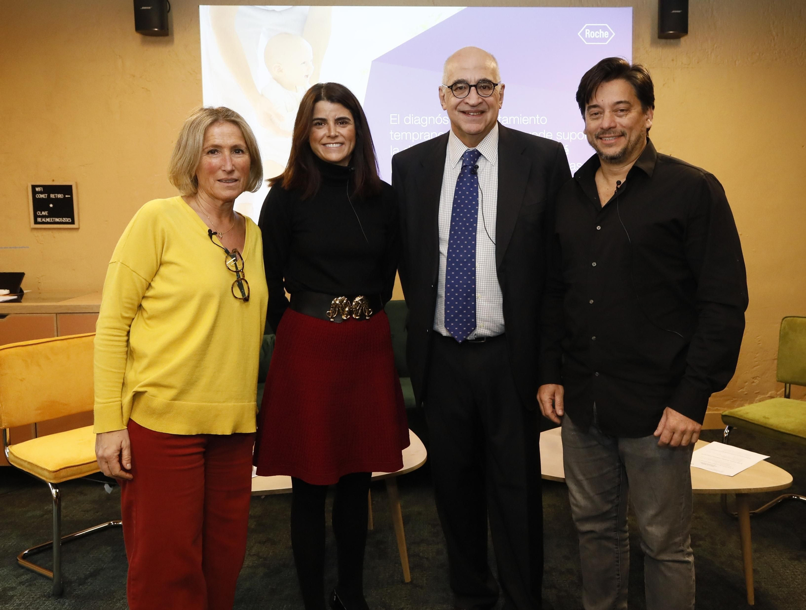 Mónica Povedano, neuróloga; Beatriz Pérez y Federico Plaza, de Roche; y Andrés Nascimento, neuropediatra.
