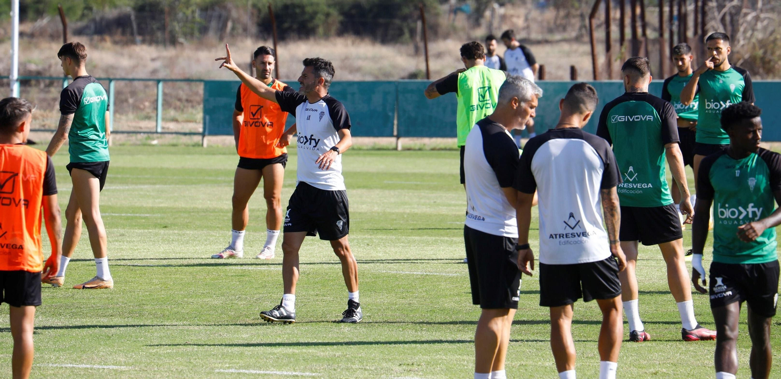 Iván Ania da órdenes a sus jugadores durante un entrenamiento. Iván Ania da órdenes a sus jugadores durante un entrenamiento.
