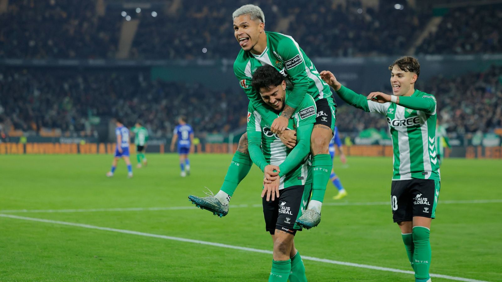 Cucho Hernández celebra con Fornals uno de los goles ante el Getafe, en presencia de Ángel Ortiz.