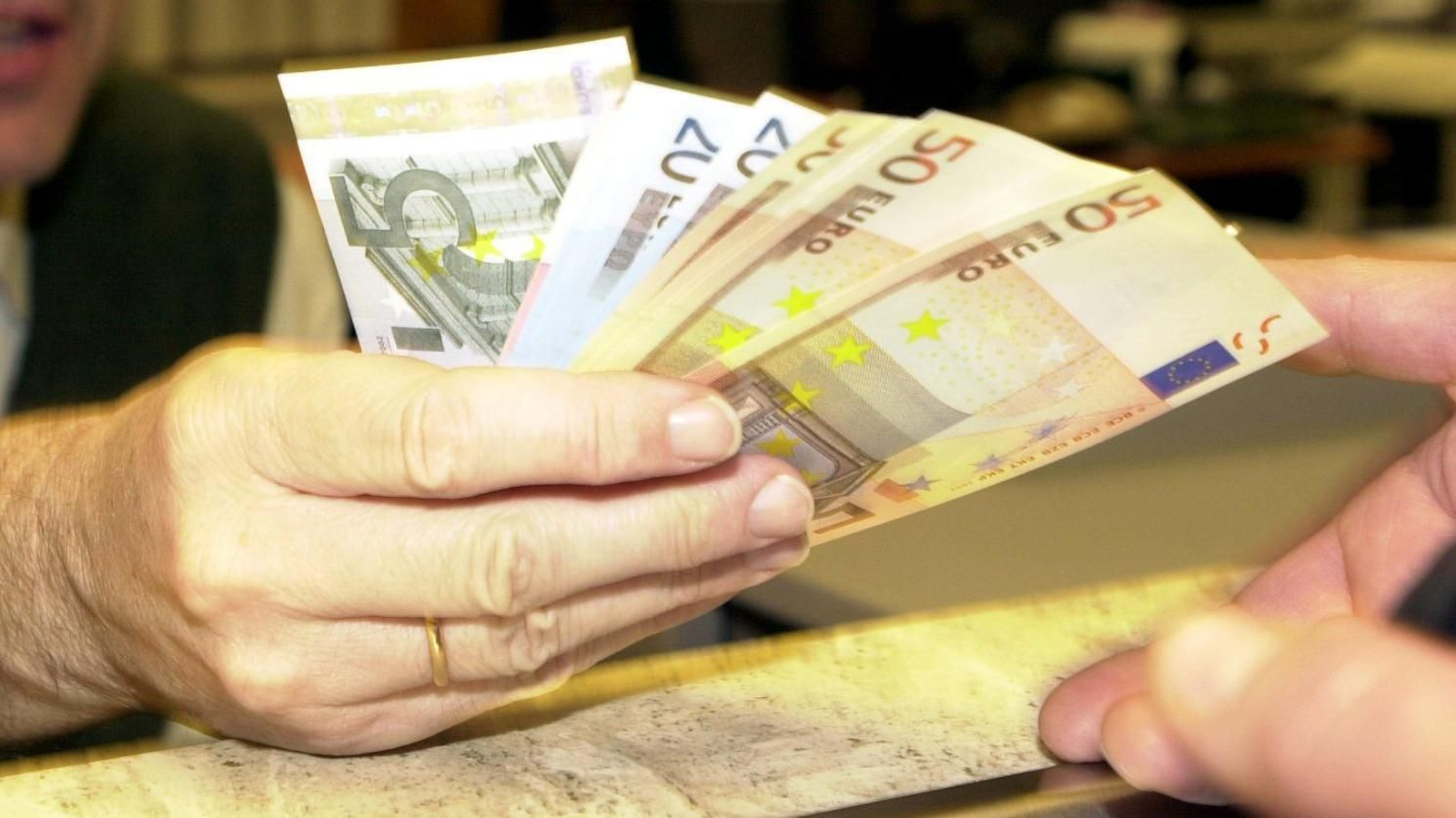 Eximen a un padre de pagar la manutención a su hija de 30 años que no aprueba sus estudios