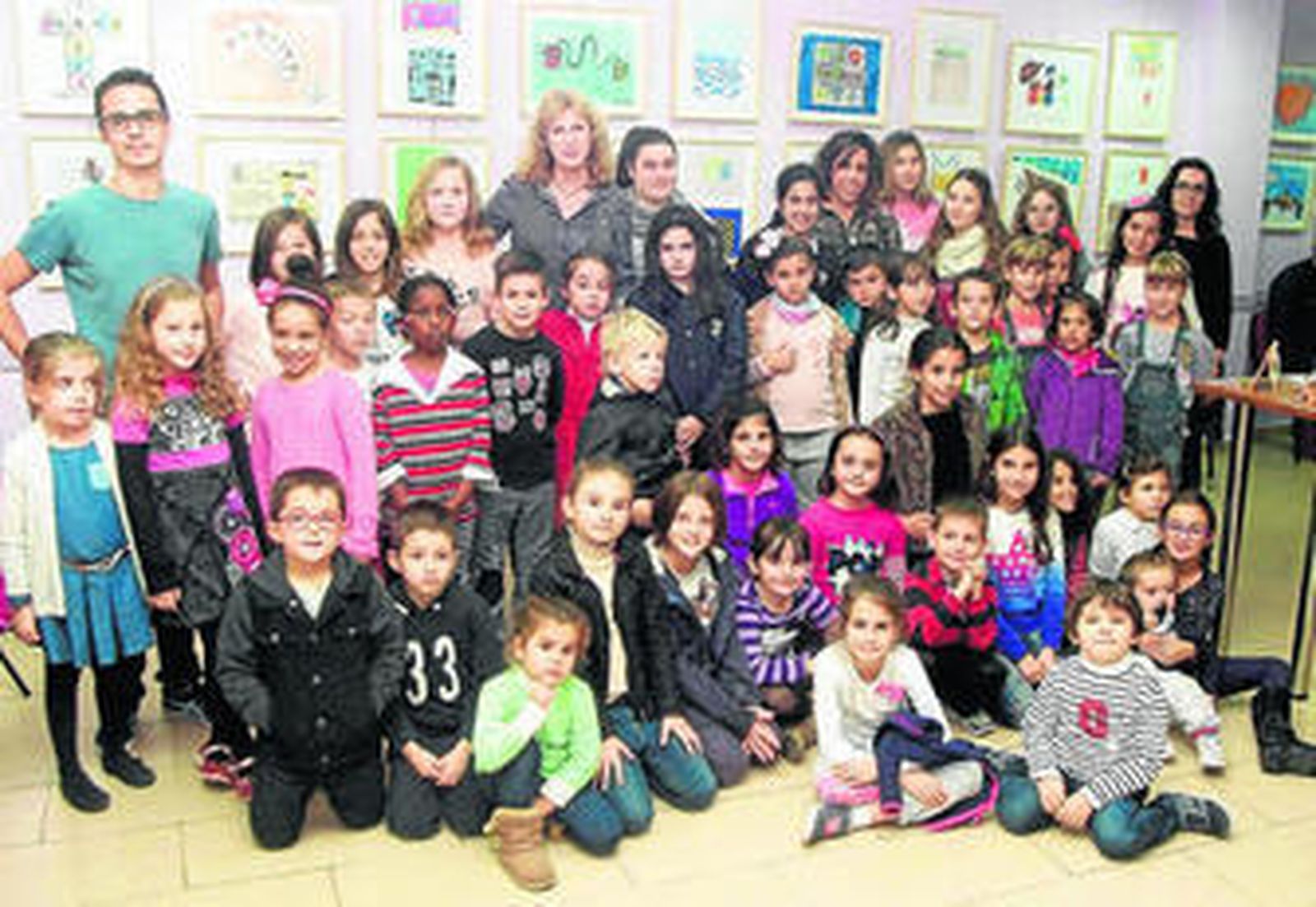 María Dolores Ortega con Mariquina Ramos, Lidia Guerrero y Pablo Foruria y los escolares en la exposición.