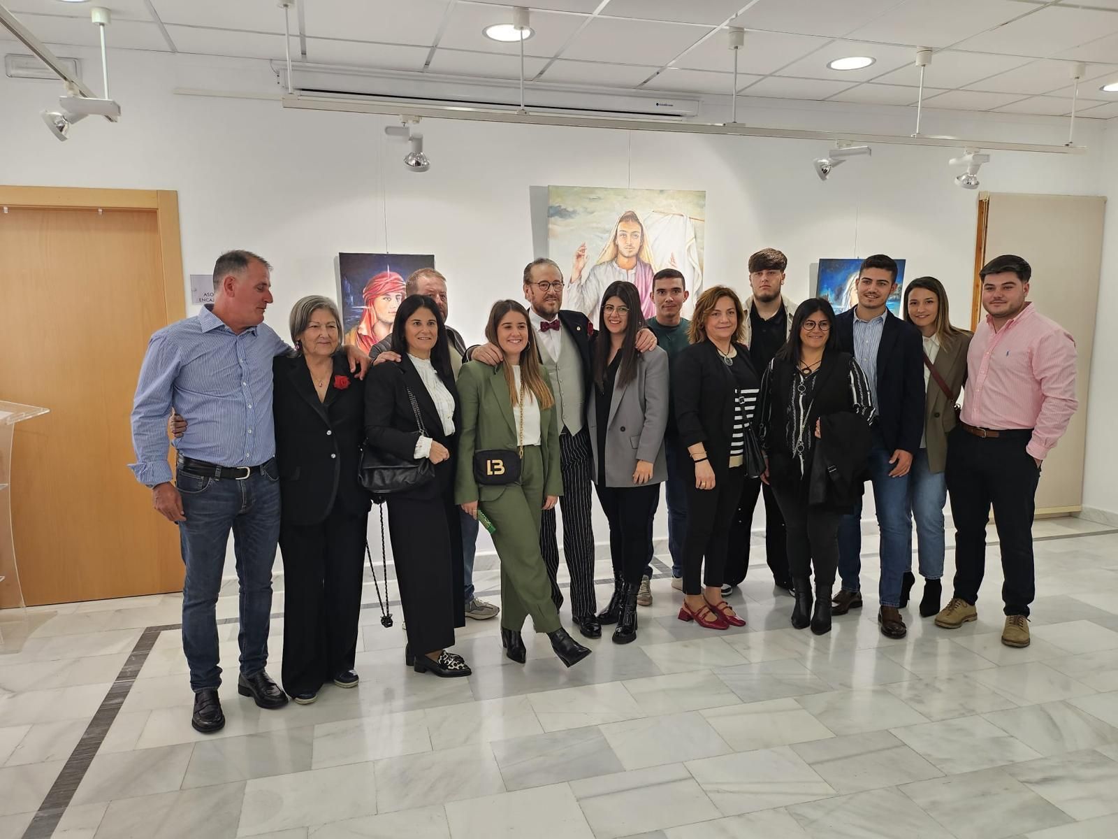 Garren rodeado de familiares y amigos en la apertura de la exposición en Olula del Río.