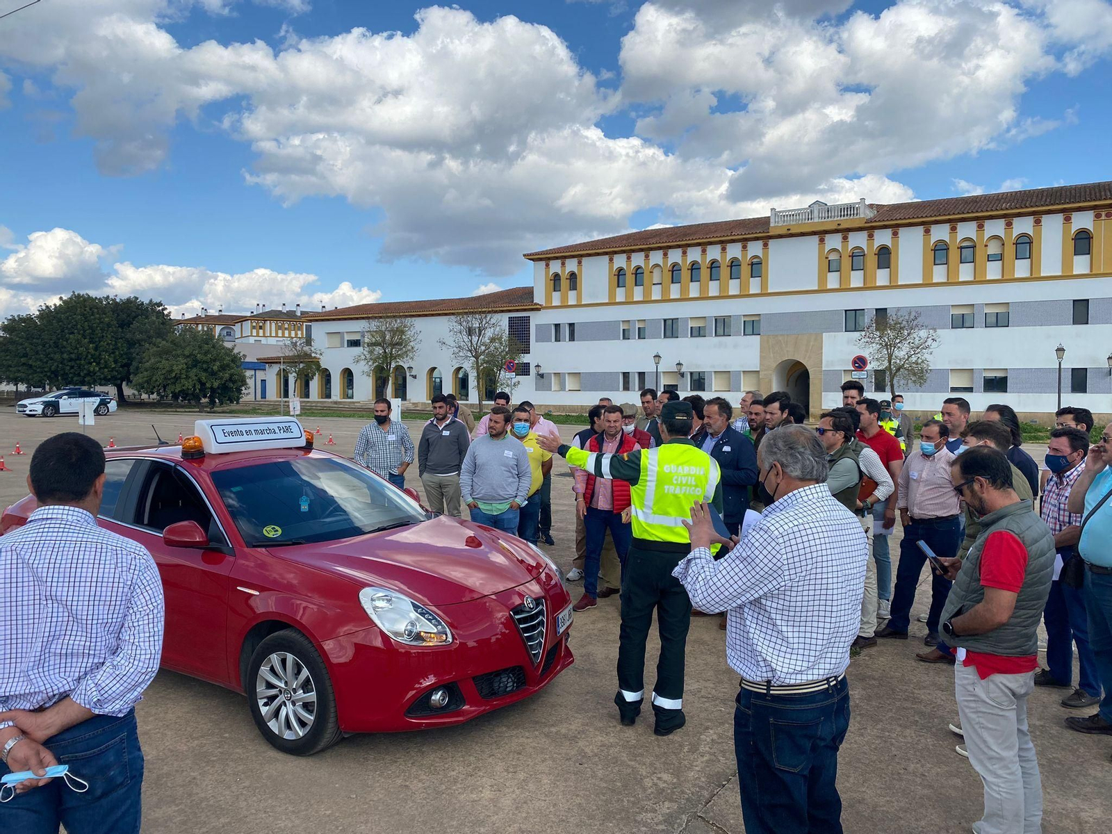 Un guardia civil explica a los romeros cómo deben proceder.