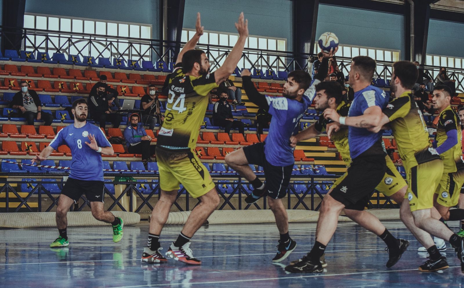 Mario Ceballos lanza a la portería en el partido de la anterior semana contra el Maracena.