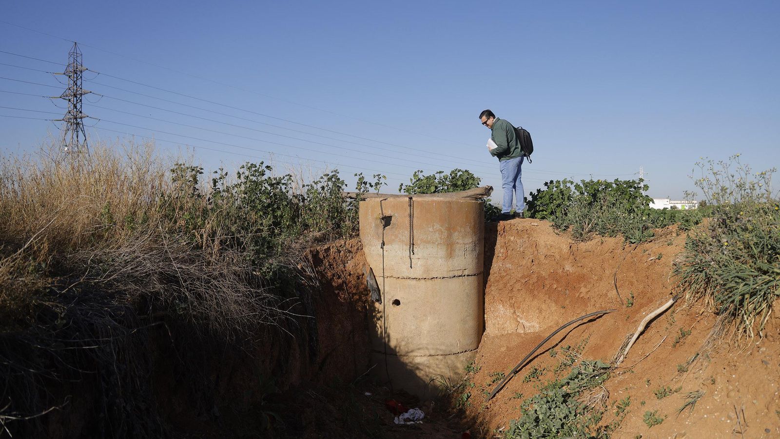 La zanja, con el pozo al fondo.
