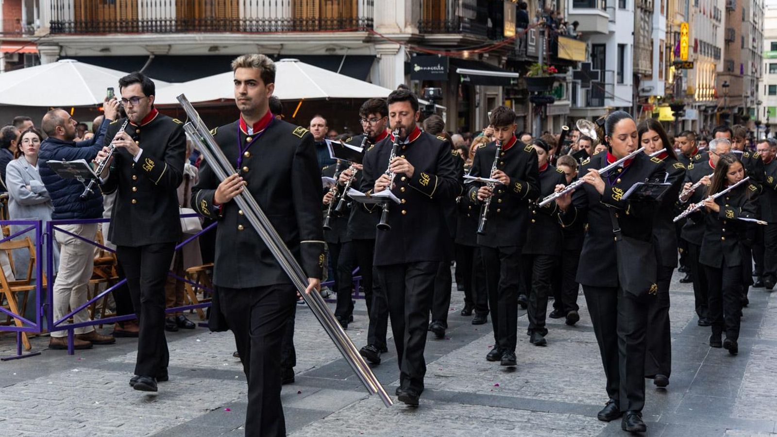 Los cofrades se rinden ante los grandes pasos de misterio del Lunes Santo