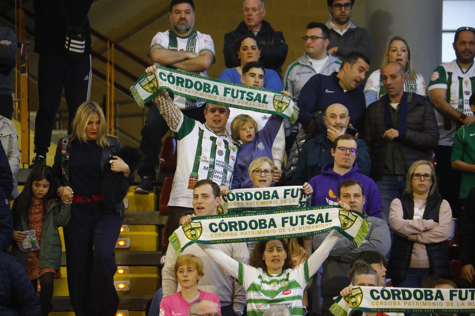 Las mejores fotos del ambiente en Vista Alegre para el Córdoba Futsal - Noia