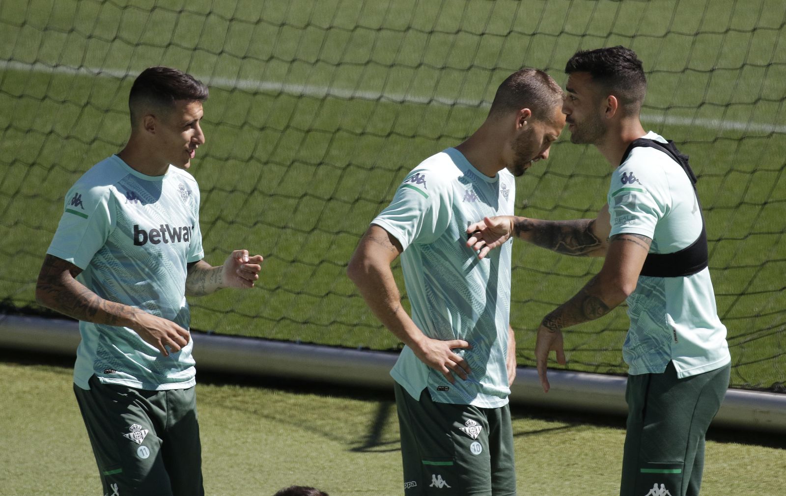 Tello dialoga con Camarasa, que está junto a Canales.