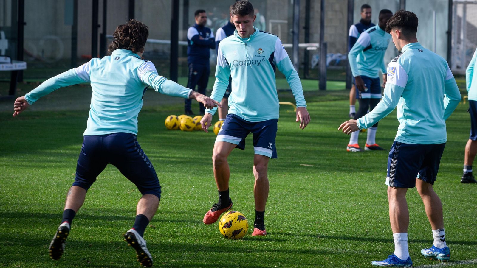 Sergi Altimira, ante Bellerín, en el entrenamiento con el Betis.