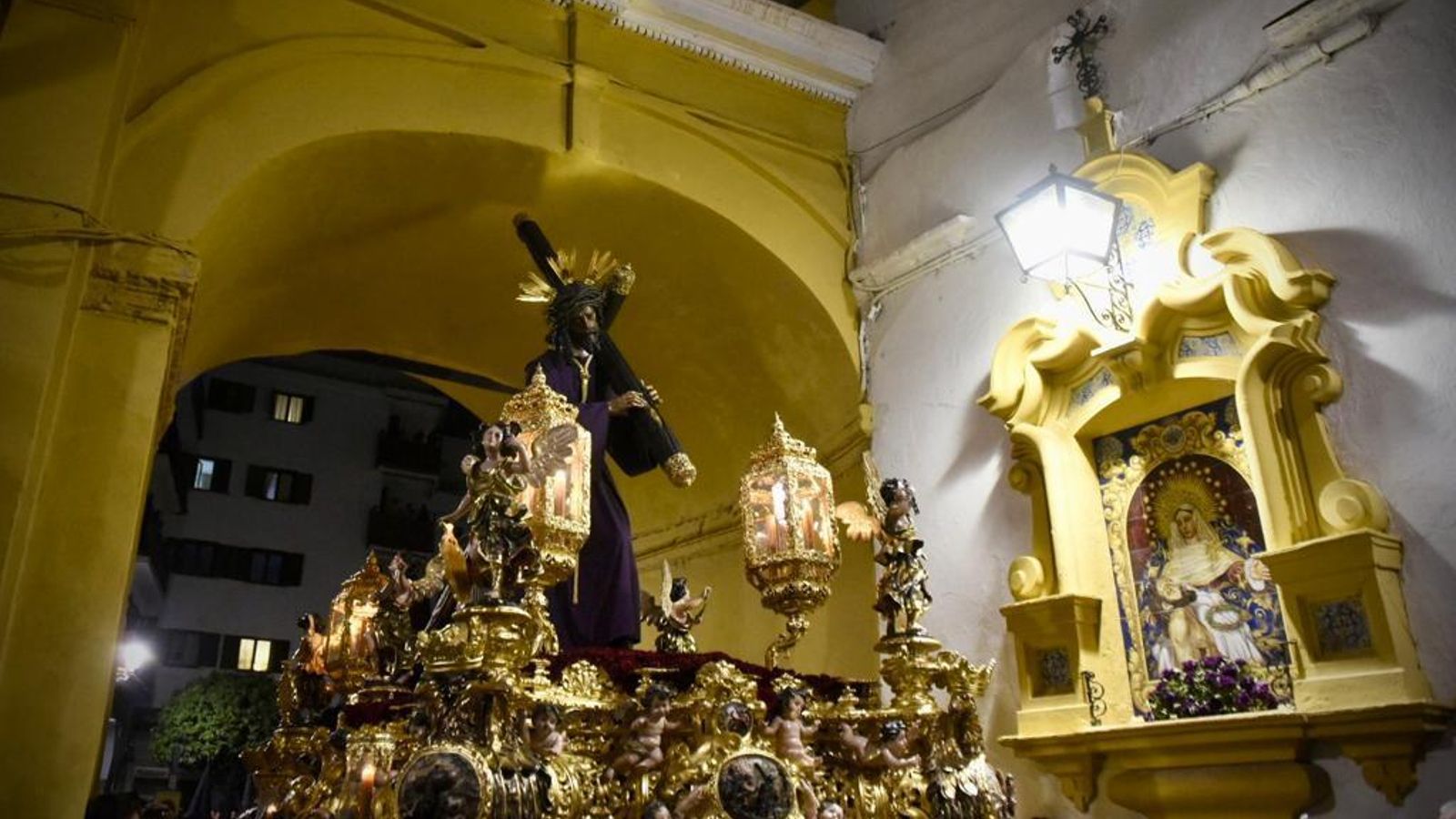 El Gran Poder, en el Arco del Postigo.