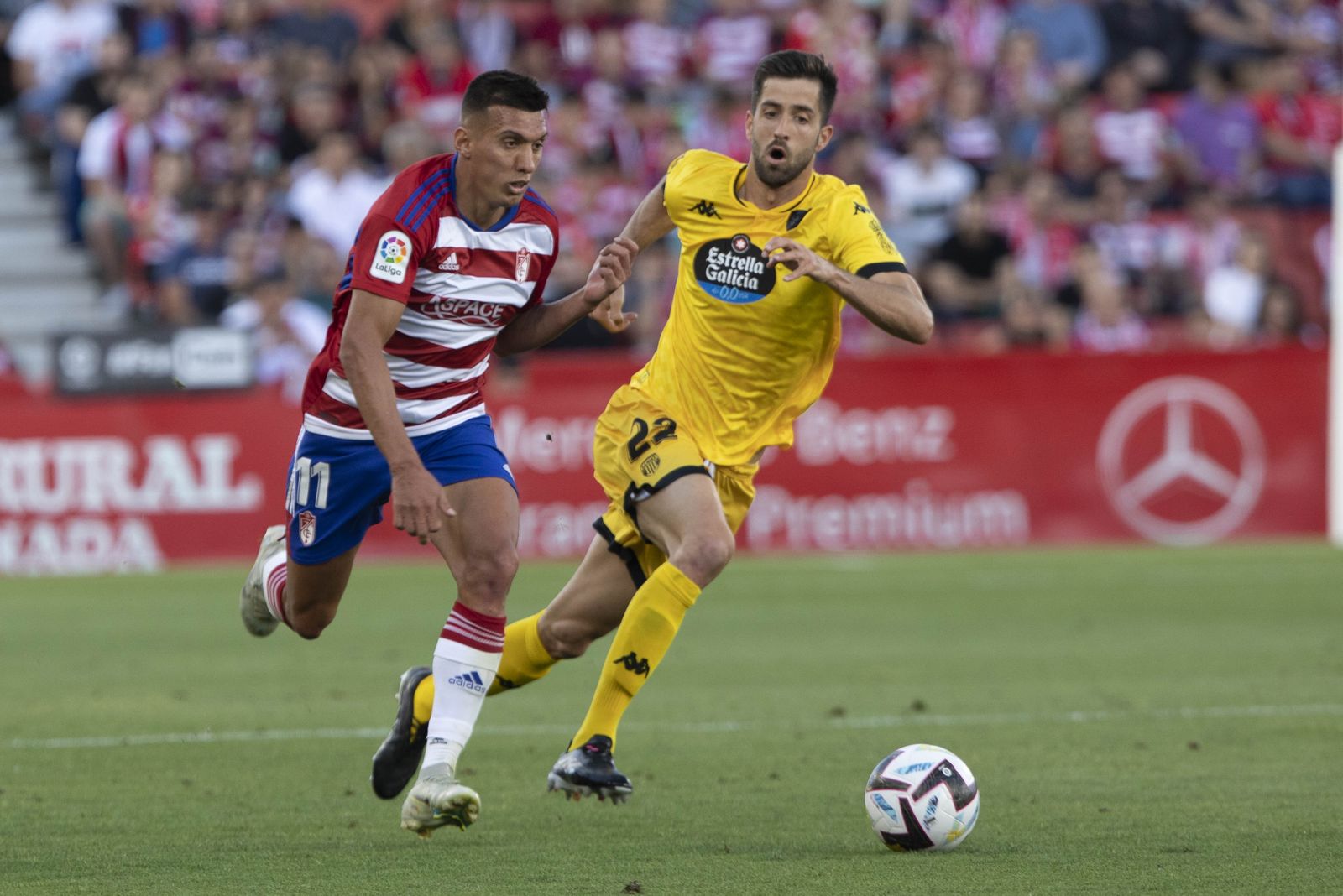 Un ataque del Granada en el partido ante el Lugo