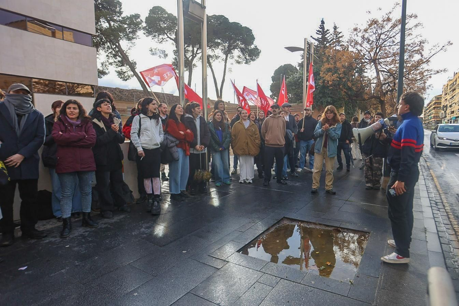 Un centenar de personas reclaman en Granada la libertad de los arrestados tras el altercado con Olona en la UGR