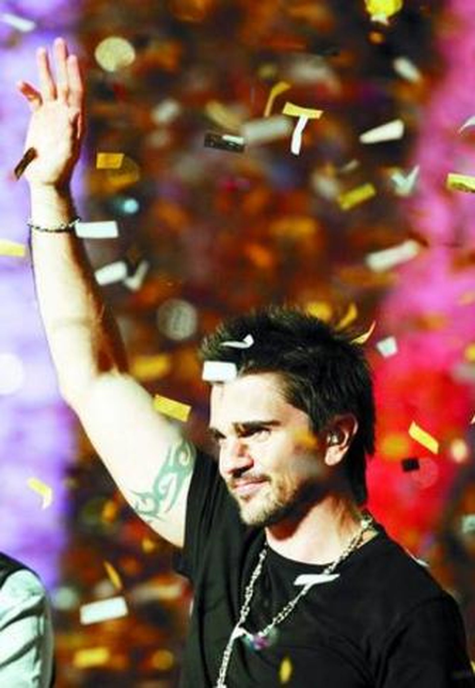 Hasta cinco veces tuvo que salir Juanes al escenario para recoger los cinco premios Grammys  Latinos.