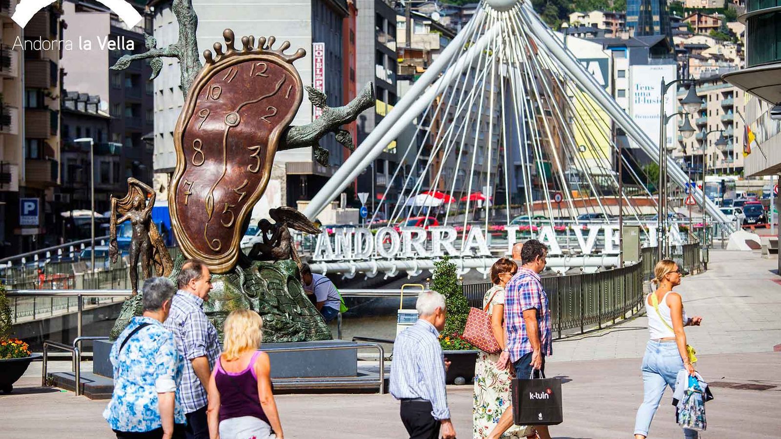 Turistas y residentes paseando por las calles de Andorra la Vella.